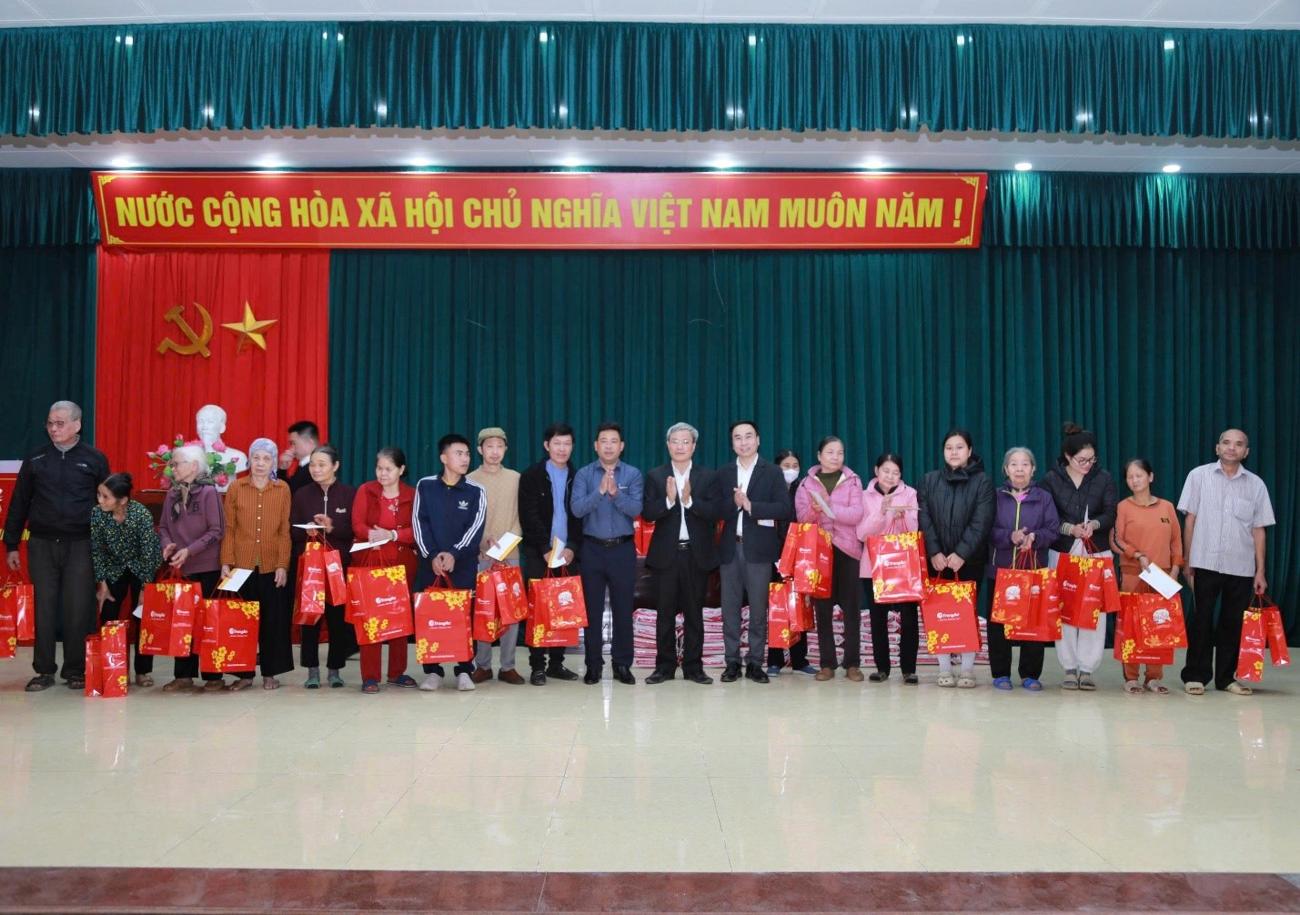 Công ty TNHH Phát triển công nghệ và Đô thị T&T chung tay chăm lo Tết cho người nghèo và đối tượng chính sách tại xã Nguyễn Văn Linh (tỉnh Hưng Yên)