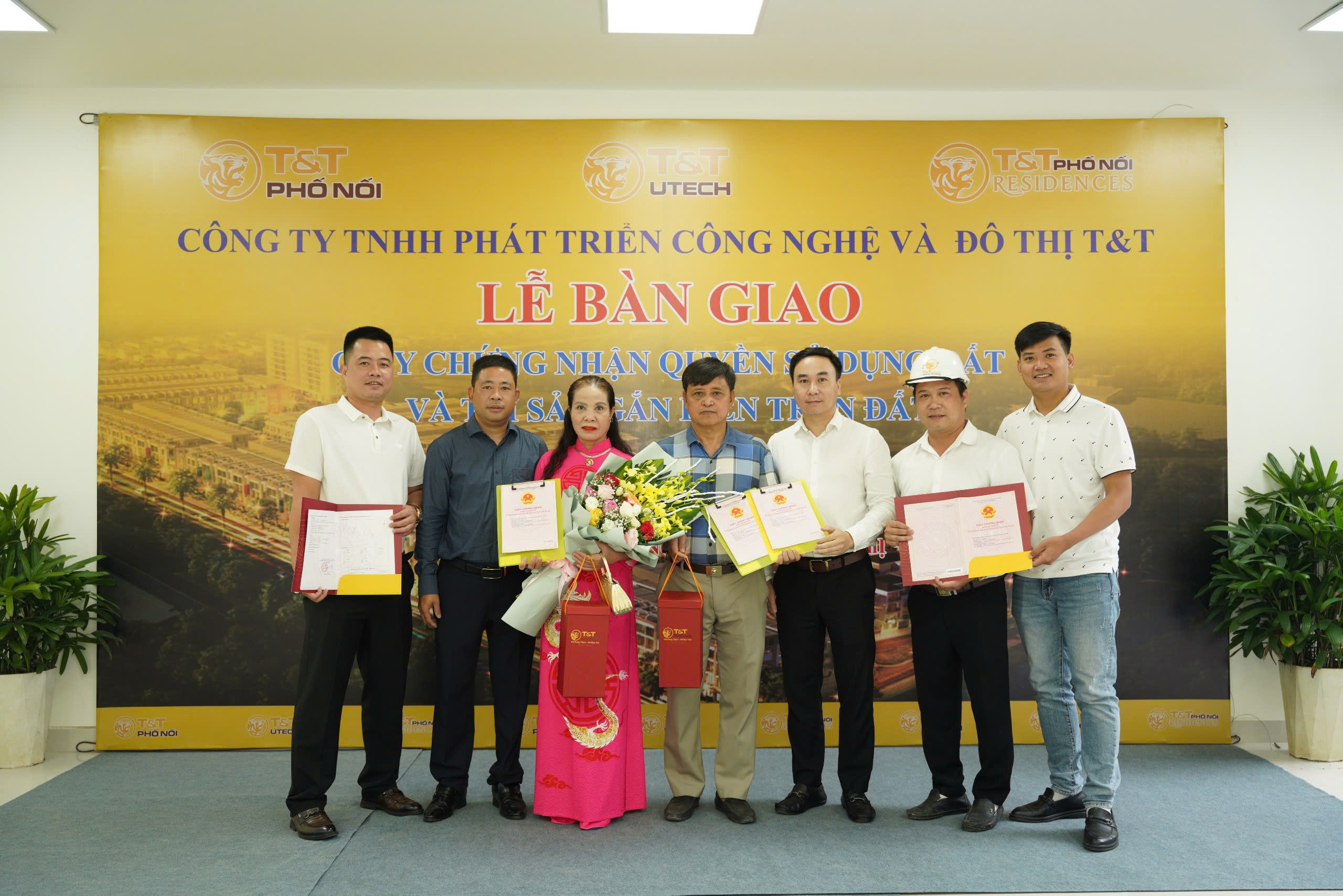 Lễ bàn giao Giấy chứng nhận Quyền sử dụng đất và tài sản gắn liền trên đất tại dự án T&T Phố Nối