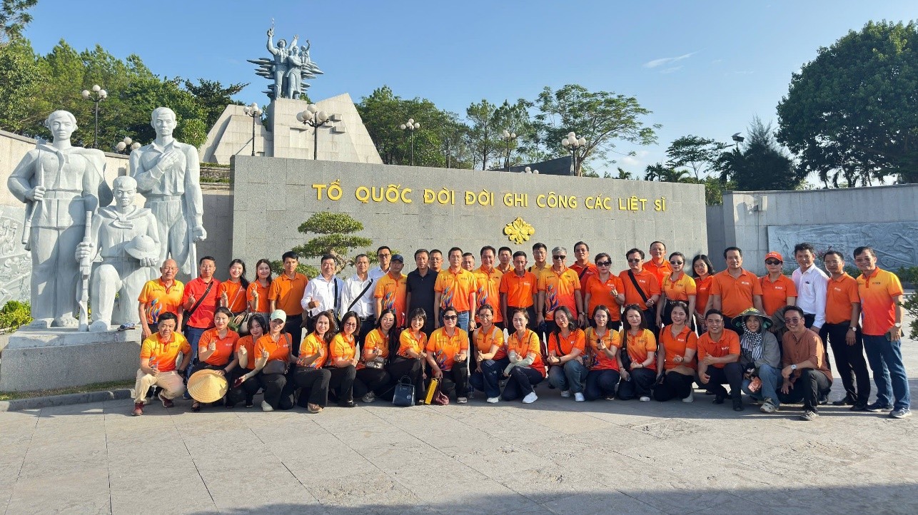 Đoàn công tác T&T Group và Ngân hàng SHB dâng hương tri ân Anh hùng Liệt sỹ tại Quảng Trị