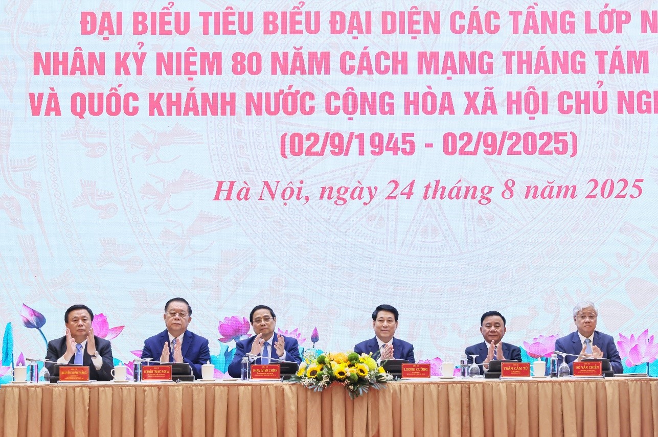Chủ tịch Đỗ Quang Hiển được vinh danh nhờ thành tích xuất sắc đóng góp cho cộng đồng